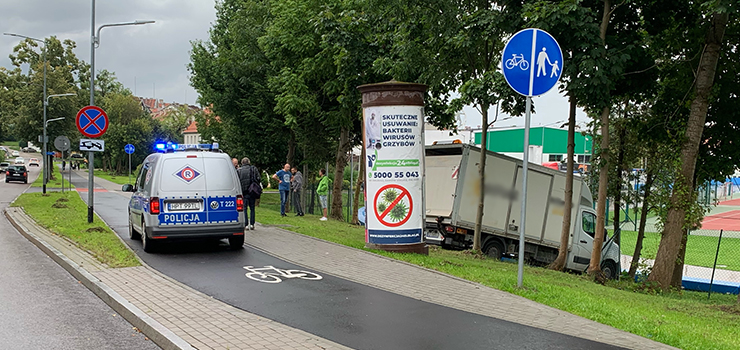 Autem dostawczym wjechał prawie na... tor Kalbar