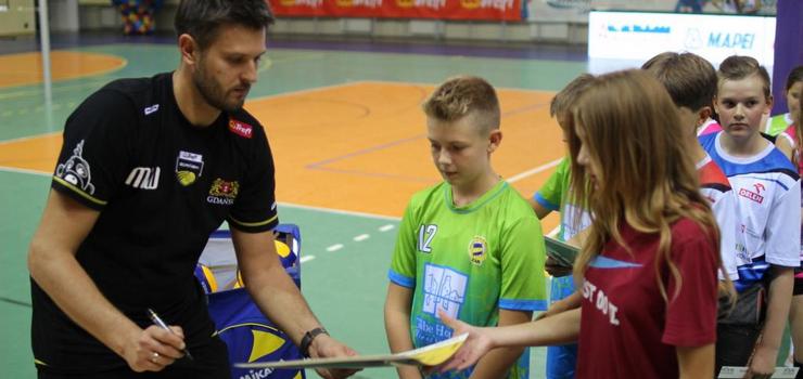 Lekcja z mistrzem. Michał Winiarski trenował z młodymi elblążanami 
