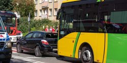 Robotnicza: Zderzenie autobusu z autem osobowym. Poszkodowani s� pasa�erowie