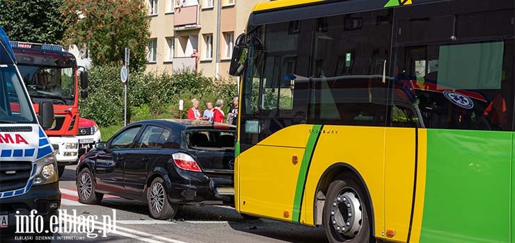 Robotnicza: Zderzenie autobusu z autem osobowym. Poszkodowani są pasażerowie