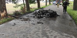 Tragiczny wypadek na Mazurach. Dw�ch m�czyzn sp�on�o w porsche