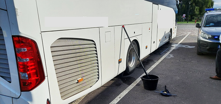 Mył autokar na parkingu na Starym Mieście