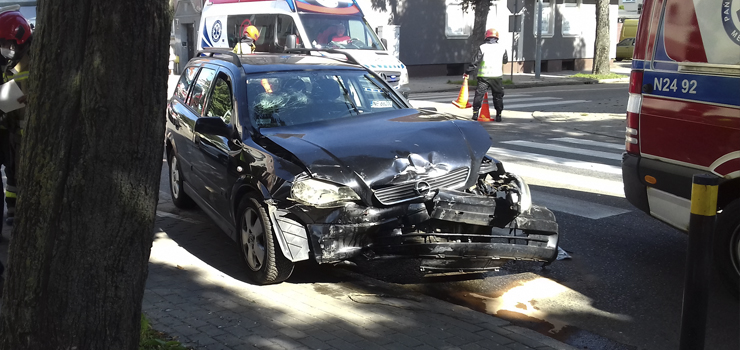 Mickiewicza: Zderzenie trzech aut. 38-latka zignorowała znak "stop"?