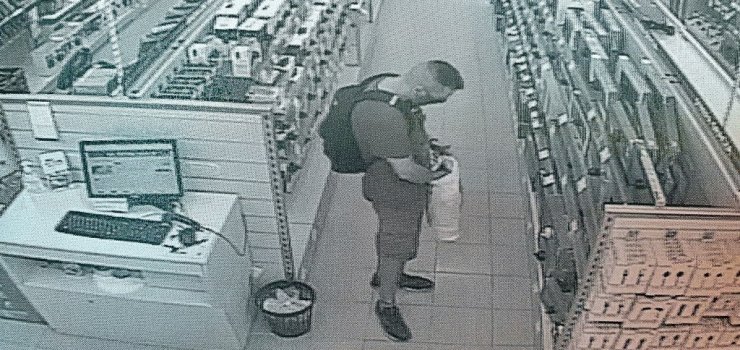 Elbląg: Kradzież w sklepie. Pomóż ustalić tożsamość mężczyzny z monitoringu