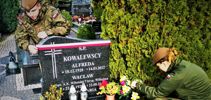 W Elblągu żołnierze oznaczyli flagową wstęgą mogiły żołnierzy Polskiego Państwa Podziemnego