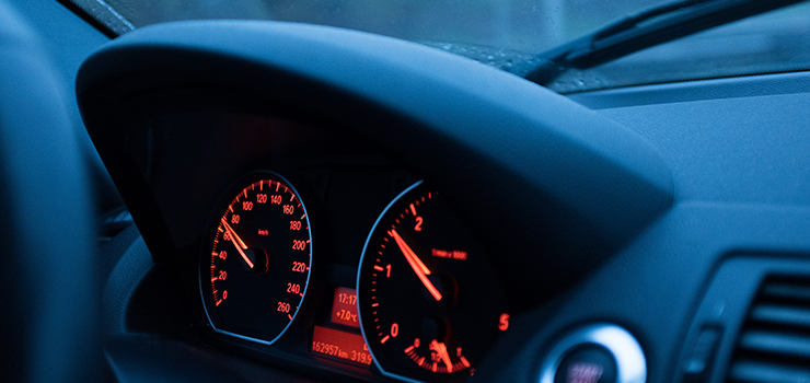 Nie był sobą… uderzył w inny samochód i słup