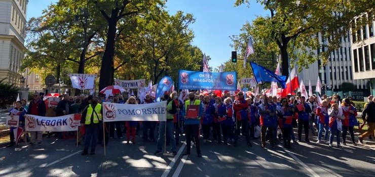 "Czerwona kartka dla ministra Czarnka". Elblążanie też wzięli udział w manifestacji nauczycieli