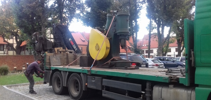 Emeryturę spędzi w muzeum. 4-tonowy młot po 64 latach wrócił do Elbląga