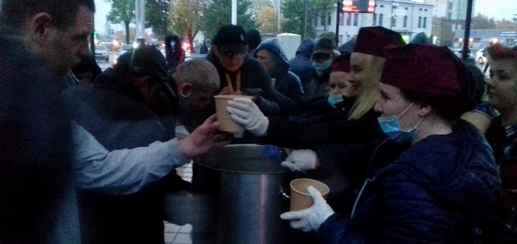 Ciepy posiek dla potrzebujcych. Piknik na Placu Dworcowym