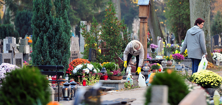 Policja ostrzega przed kradzieżami na cmentarzach