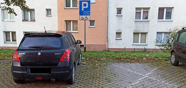 Bezprawnie parkuj na niebieskich kopertach. Dostaj 500 z mandatu