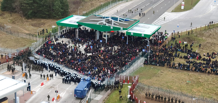„Trwa próba masowego wejścia na teren RP”. Policjanci z Elbląga wysłani na przejście graniczne w Kuźnicy?