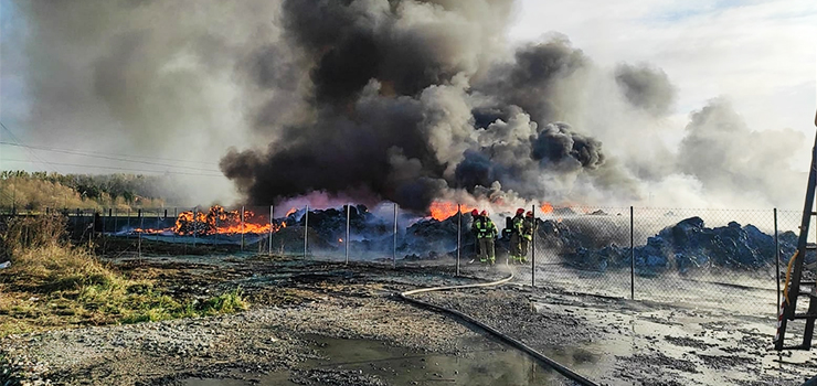 Sytuacja na miejscu pożaru w Gronowie Górnym została opanowana. Komendant: Na miejscu pracowało ponad 60 strażaków