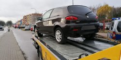 Kolejne trzy nieu�ytkowane pojazdy zosta�y odholowane na parking strze�ony