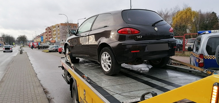 Kolejne trzy nieużytkowane pojazdy zostały odholowane na parking strzeżony