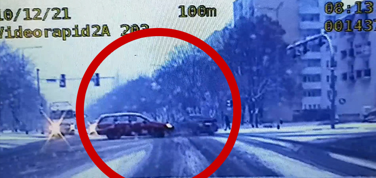 Na czerwonym świetle wjechał na skrzyżowanie – to był błąd (film)