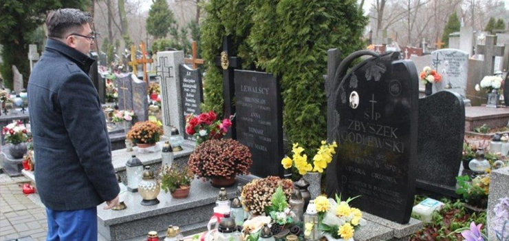 Znicze na grobach Elblan polegych w grudniu 1970 roku