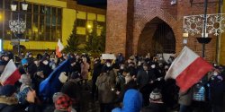 Elblanie protestowali pod Bram Targow. „Uchwalenie ustawy o tzw. lex TVN to objaw arogancji wadzy”