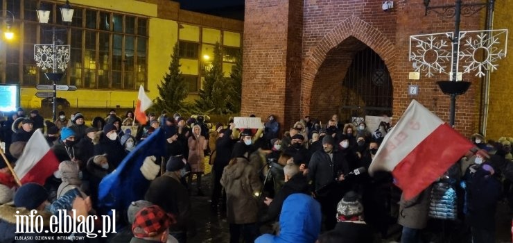 Elblążanie protestowali pod Bramą Targową. „Uchwalenie ustawy o tzw. lex TVN to objaw arogancji władzy”