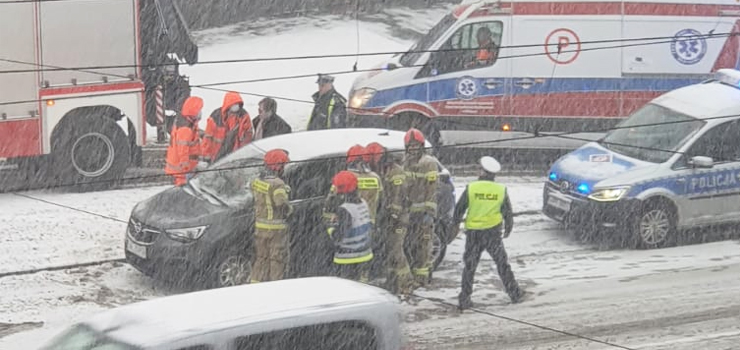 Al.Grunwaldzka: Zderzenie opla z tramwajem (aktualizacja)