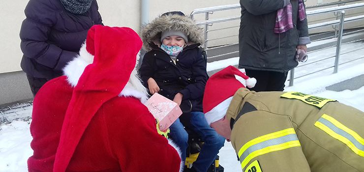 Mikołaj zamienił sanie na wóz strażacki i odwiedził Angelikę I Patrycję