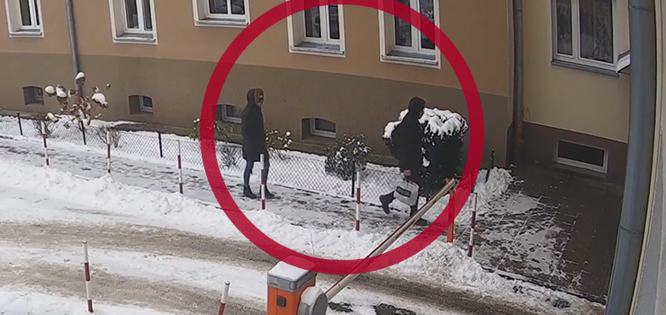 Czy ktoś rozpoznaje tę parę? - zobacz nagranie z osiedlowego monitoringu
