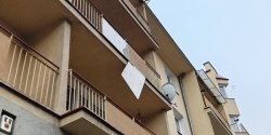 Uwaga na silny wiatr! "Na Hetma�skiej z balkonu na wysoko�ci II pi�tra zwisa fragment betonu"