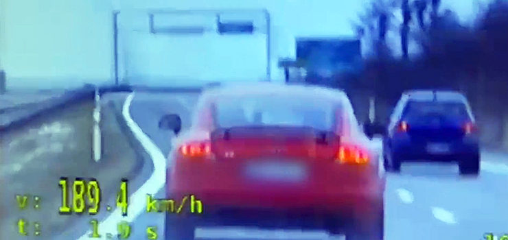 39-latek jechał z prędkością 197 km/h. Migał światłami, by inni zjechali mu z drogi (film)