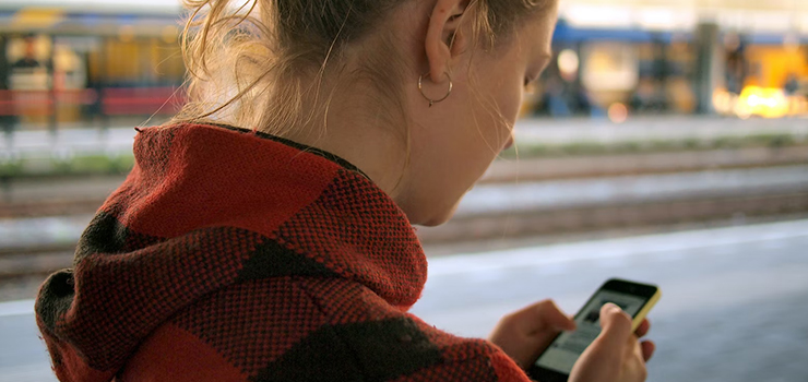 Pandemia odcisnęła piętno na zdrowiu psychicznym wielu ludzi. Mogą oni skorzystać z telefonu zaufania