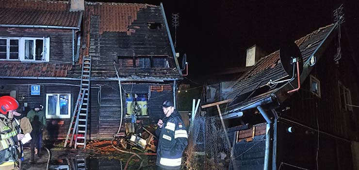 Pożar drewnianego domu przy ul. Suwalskiej. Dwie osoby podtrute dymem