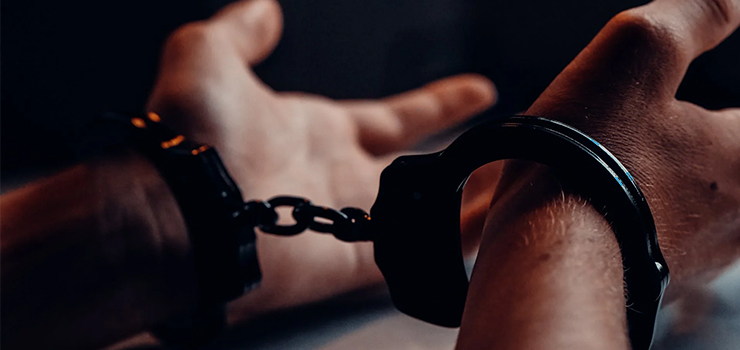 22-latek usłyszał zarzut kradzieży rozbójniczej. "W sklepie przy Warszawskiej chciał ukraść alkohol"