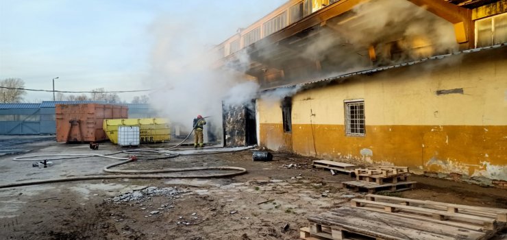 Pożar magazynu zakładu stolarskiego przy Piławskiej