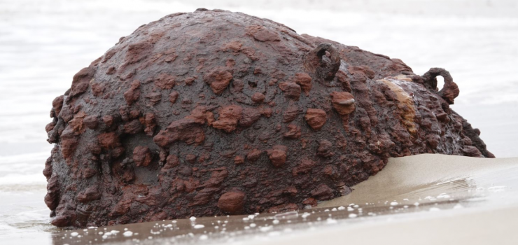 Znalezisko na plaży w Piaskach. Czy fale wyrzuciły minę morską?