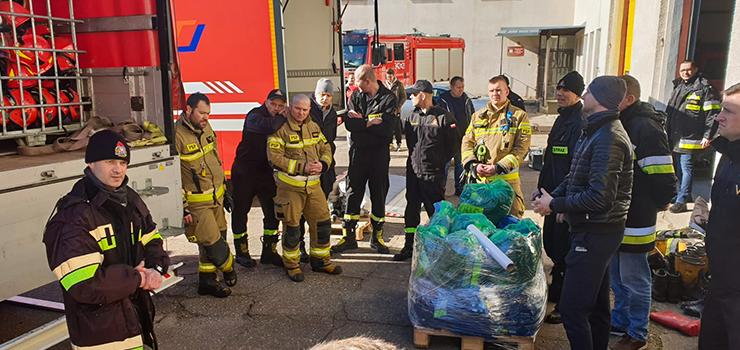 Elbląscy strażacy przekazują pomoc dla Ukrainy