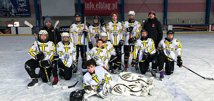 Hokej - mecze pene emocji na lodowisku w Elblgu