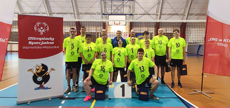Elblscy zawodnicy podczas V Warmisko-Mazurskiego Turnieju Piki Siatkowej Zunifikownej Olimpiad Specjalnych
