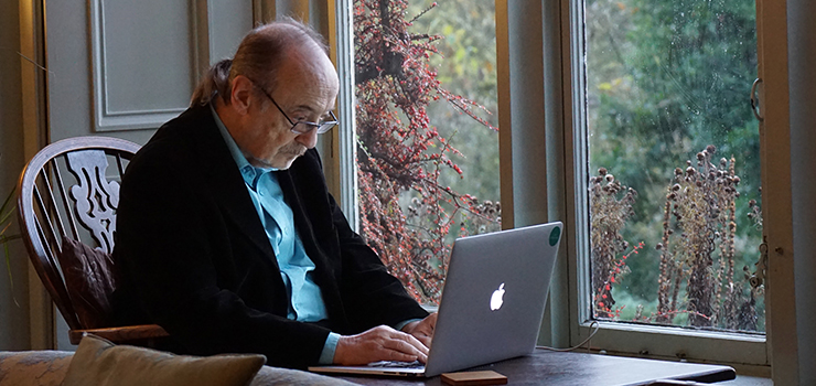 Seniorzy, uwaga na ataki cybernetyczne. Krótki poradnik przetrwania w sieci