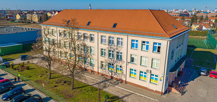 Uczniowie SP 14 wywiesili w szkole flagę Ukrainy. Organizują też różne akcje