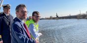 Minister Grzegorz Witkowski odwiedził plac budowy II etapu drogi wodnej łączącej Zalew Wiślany z Zatoką Gdańską 
