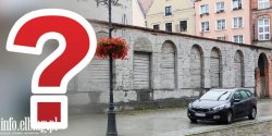 Niedokończona budowa od lat szpeci starówkę. Inwestycja znów została odłożona w czasie