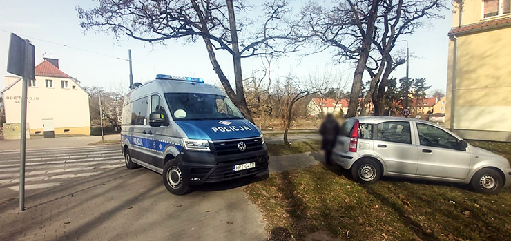 Elblążanka ukarana mandatem 1500 zł! "Skróciła sobie drogę do posesji i przejechała po przejściu dla pieszych"