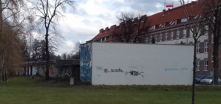 Skwer przy ul. Mickiewicza czeka na mural. "Na razie ścianą zainteresowali się wandale"