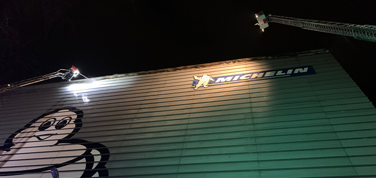 Pożar dachu w budynku firmy Michelin