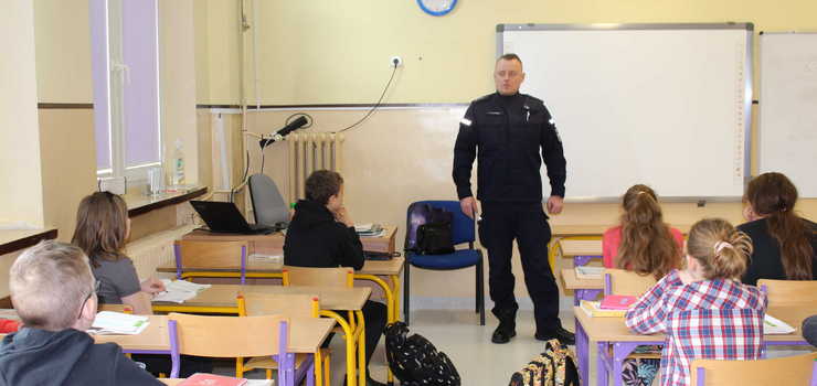Elbląg: Spotkania policjanta z uczniami - bezpieczeństwo w internetowej sieci