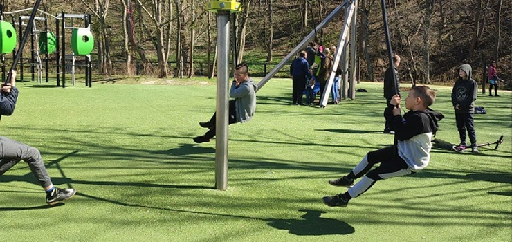 Dziecko w stanie upojenia alkoholowego na placu zabaw!