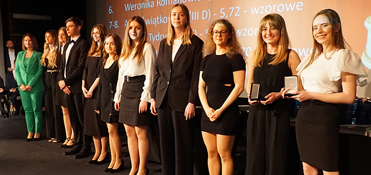 Świadectwa ukończenia szkoły otrzymało 194 uczniów II LO - zobacz fotorelację