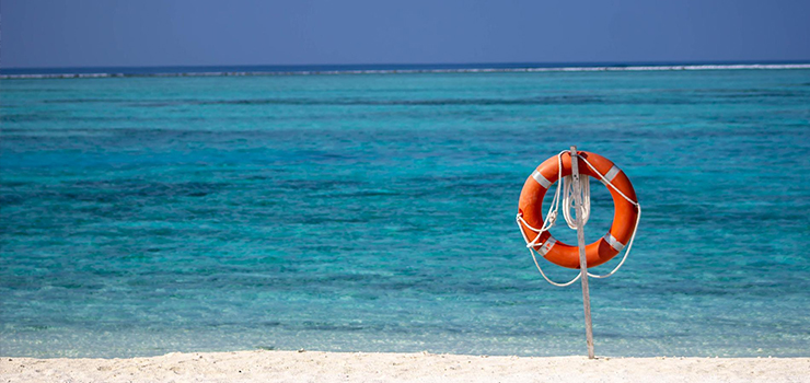 Jakie są kluczowe elementy wyposażenia ratowników na pływalniach oraz kąpieliskach?