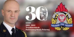"Przez 30 lat zmienio si wszystko, poza samymi straakami". Komendant ukasz Kochan o jubileuszu PSP