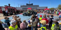 Straacy witowali wsplnie z mieszkacami. Na piknik przyszy tumy - zobacz zdjcia