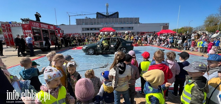 Straacy witowali wsplnie z mieszkacami. Na piknik przyszy tumy - zobacz zdjcia